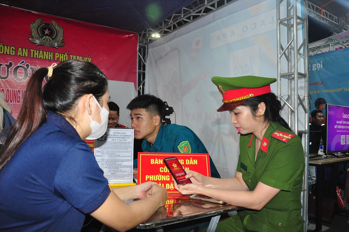Công an Tam Kỳ hướng dẫn người dân cài đặt ứng dụng VNeID.