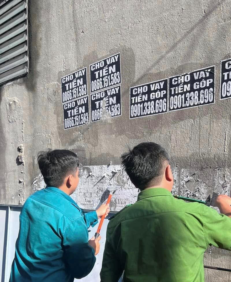 Công an và lực lượng cơ sở trên địa bàn TP Thủ Đức bóc gỡ quảng cáo bẩn và thu thập số điện thoại nghi vấn "tín dụng đen".