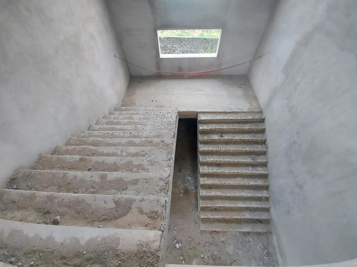 Ngày 28/10, ghi nhận tại khu vực trên, chúng tôi thấy hiện trạng công trình vẫn đang dang dở, vật liệu xây dựng  để bừa bãi. Lối đi lên tầng 2, cầu thang chưa được lát đá, phế thải không được dọn dẹp, vương vãi khắp nơi.