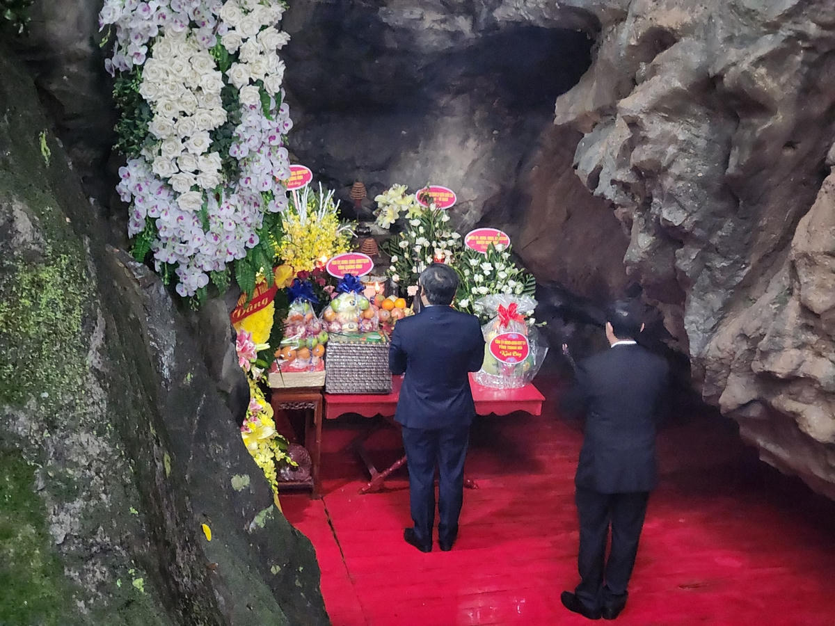 Dâng hương tại hang Tám TNXP (còn được gọi là hang Tám Cô).
