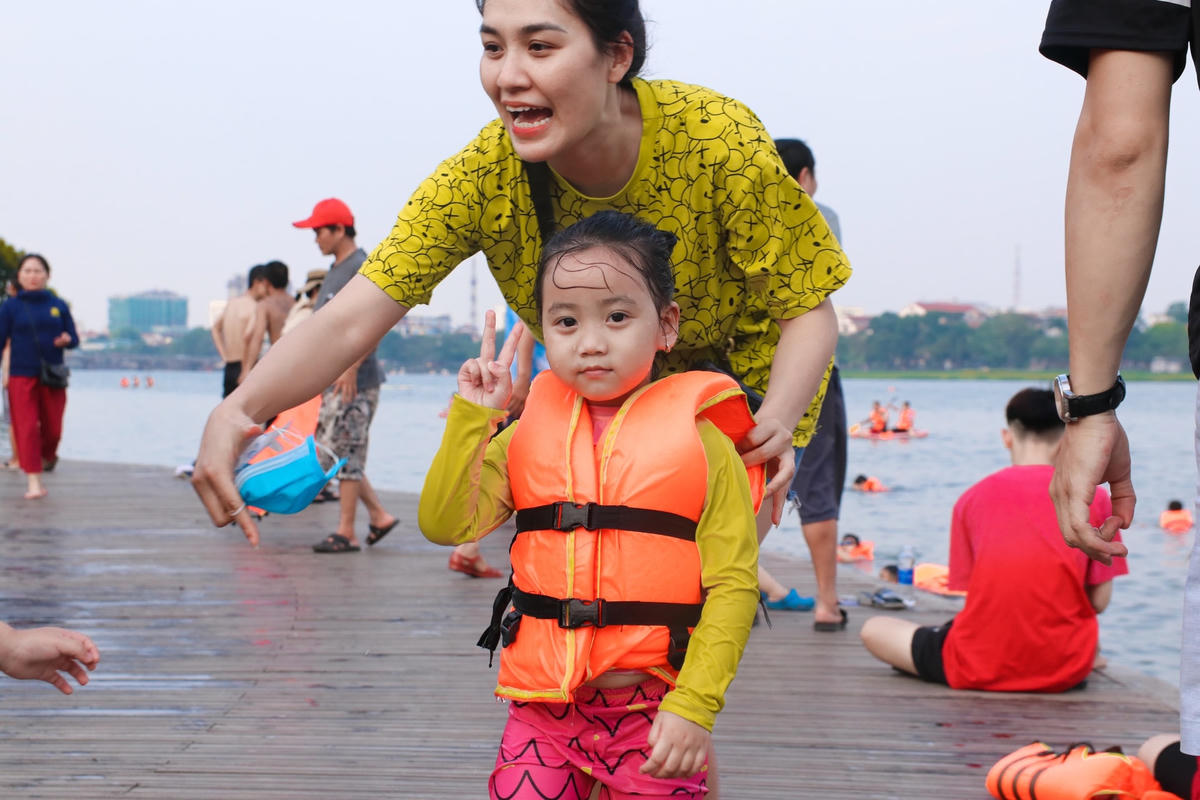 Vào các buổi sáng và chiều muộn, người dân từ người lớn đến trẻ nhỏ được trang bị áo phao tìm ra sông Hương để tắm mát.