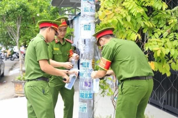 Công an quận 8, TP HCM tháo gỡ các quảng cáo tín dụng đen dán trên cột điện gây mất mỹ quan đô thị.