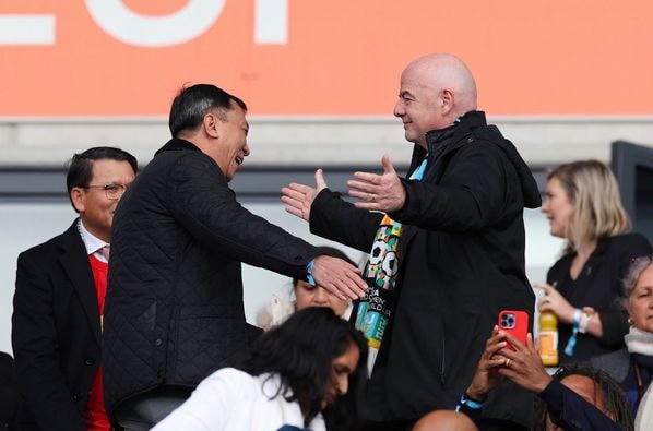 Chủ tịch VFF và Chủ tịch FIFA có mặt trên sân để theo dõi trận đấu. Nguồn: Vietnam Football.