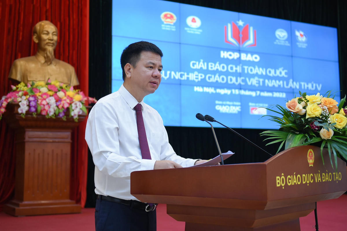 Nhà báo Triệu Ngọc Lâm, Tổng Biên tập Báo Giáo dục và Thời đại thông tin về thể lệ cuộc thi năm nay tại buổi họp báo.