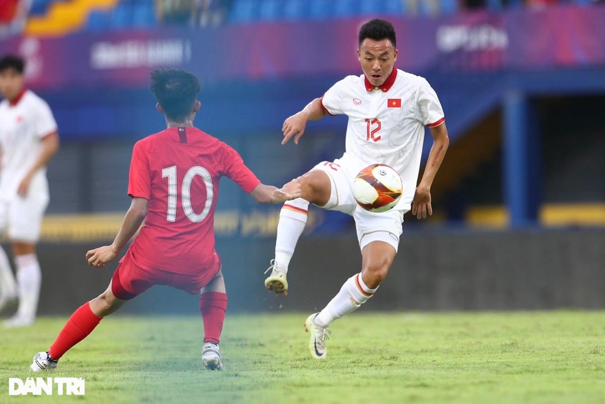 U22 Singapore không thể ngăn cản U22 Việt Nam. Ảnh: Khoa Nguyễn/Dân Trí.