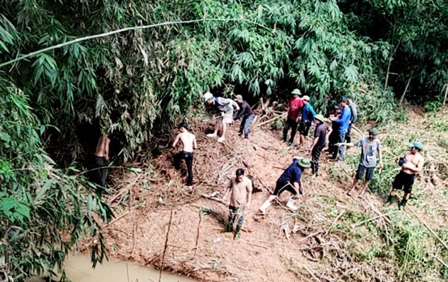 Lực lượng chức năng đã tìm thấy thi thể nạn nhân cách hiện trường 1,5km. (Ảnh: T.H)
