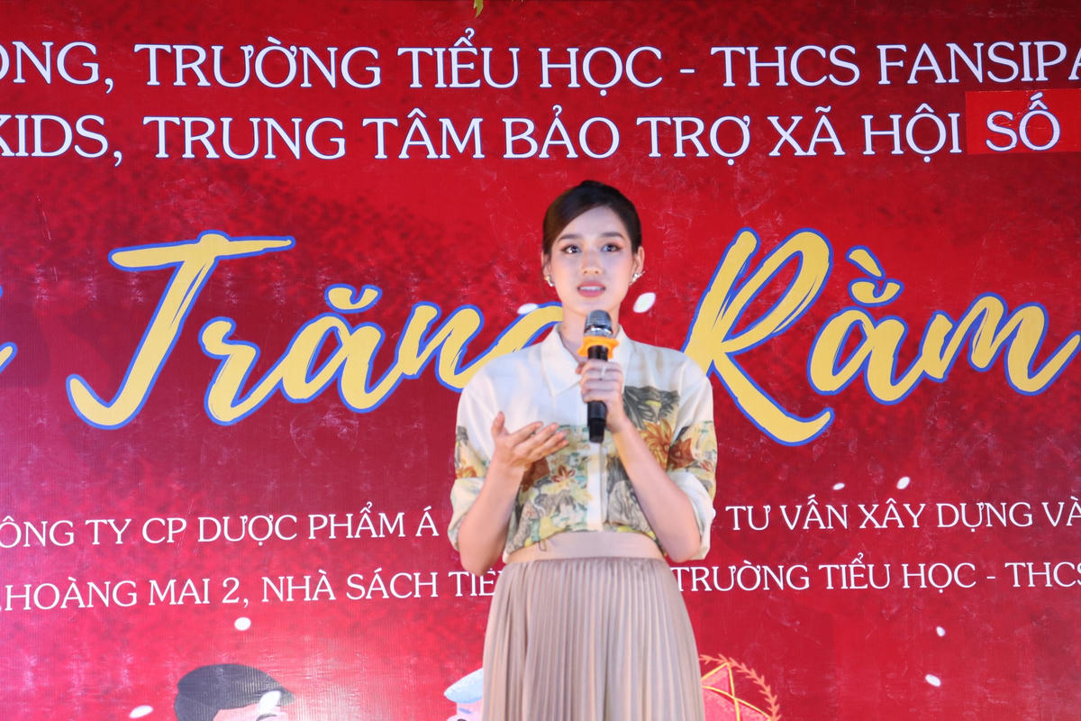 Hoa hậu Đỗ Thị Hà chia sẻ cảm xúc khi lần đầu tiên tham gia chương trình vui Trung Thu cùng Trung tâm bảo trợ xã hội số 2.  