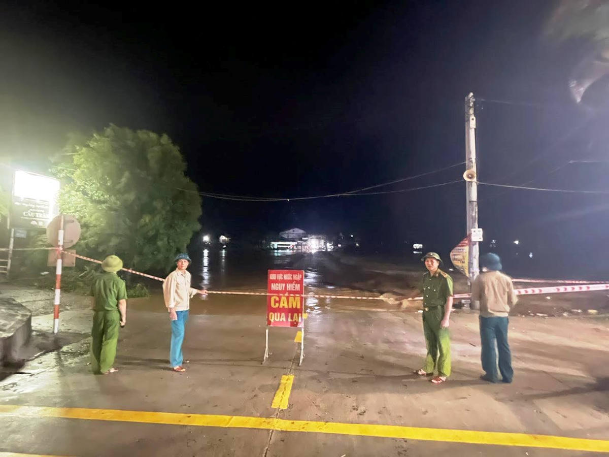 Lập chốt cảnh báo, cấm đường.