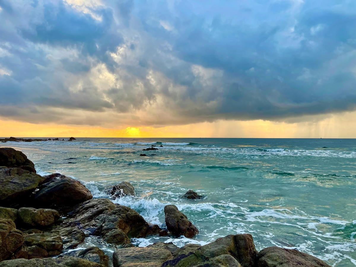 Bình minh trên đảo Quan Lạn.