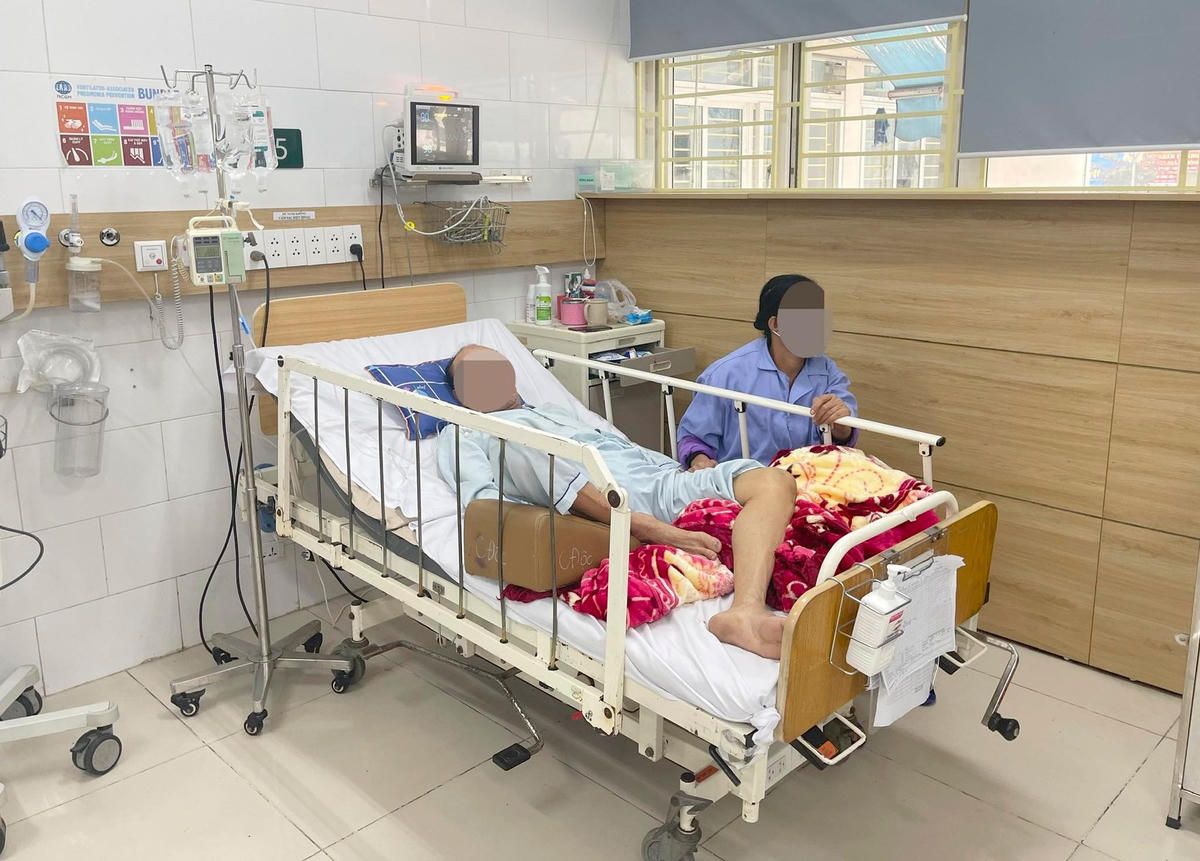 Bệnh nhân nhiễm độc do tự ý dùng thuốc không rõ nguồn gốc điều trị tại Bệnh viện Bạch Mai. Ảnh: BVCC.