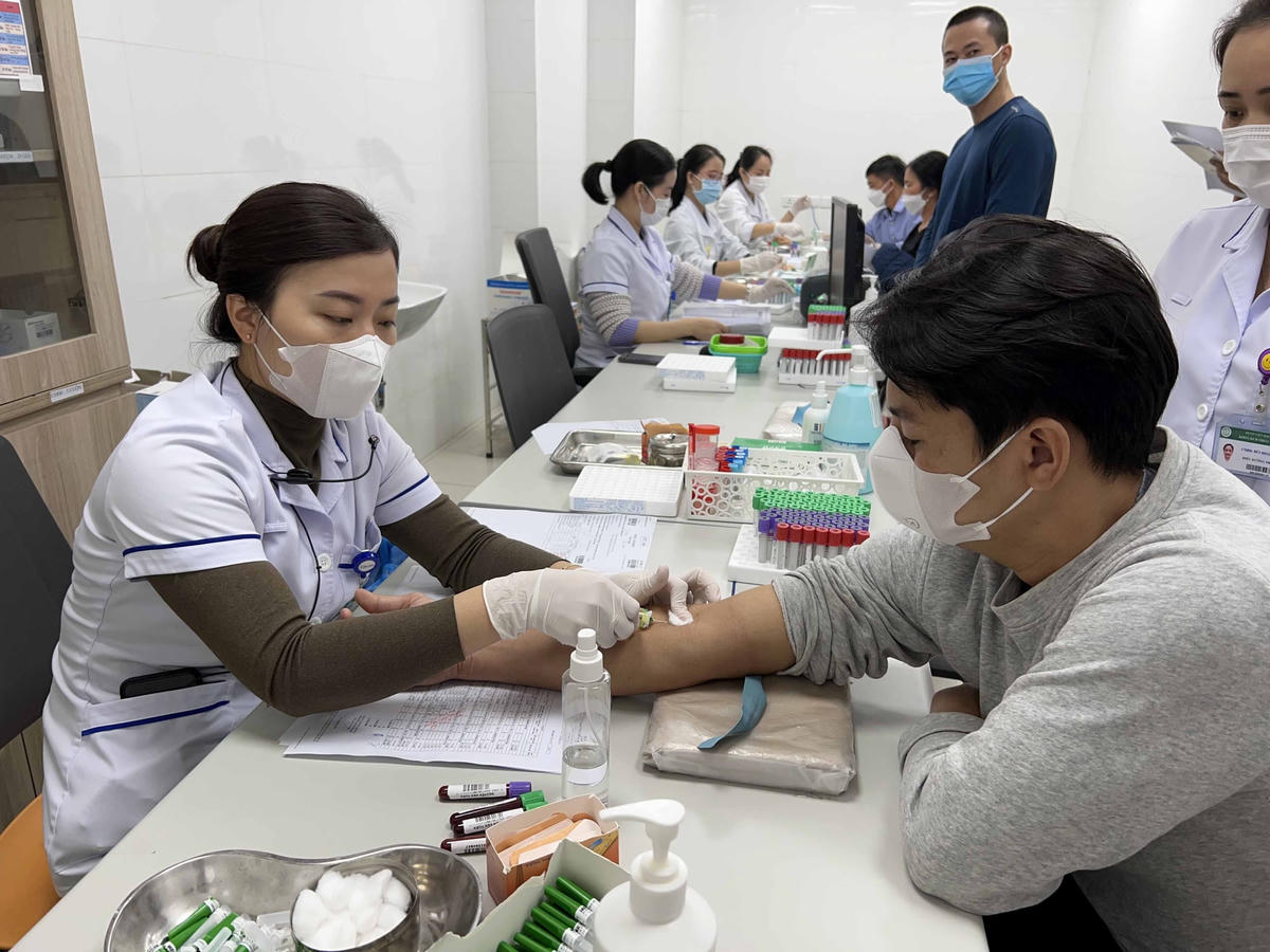 Tiền lương, thu nhập... nguyên nhân chính khiến các nhân viên y tế khó yên tâm công tác và gắn bó với nghề. Ảnh: Quang Vinh.