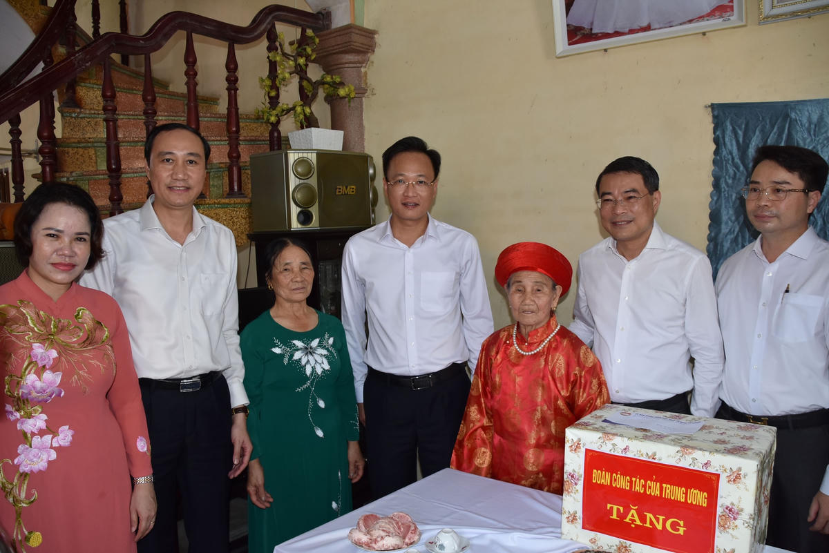 Chánh Văn phòng Trung ương Đảng Lê Minh Hưng; Phó Chủ tịch UBTƯ MTTQ Việt Nam Phùng Khánh Tài cùng các đại biểu thăm và tặng quà gia đình chính sách trên địa bàn khu dân cư Mão Xuyên.