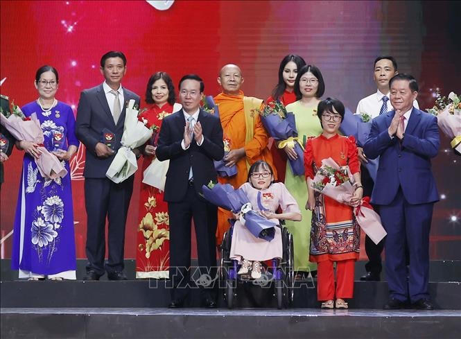 Chủ tịch nước Võ Văn Thưởng và đồng chí Nguyễn Trọng Nghĩa, Bí thư Trung ương Đảng, Trưởng Ban Tuyên giáo Trung ương trao hoa, biểu trưng cho các điển hình tiêu biểu trong học tập và làm theo tư tưởng, đạo đức, phong cách Hồ Chí Minh.