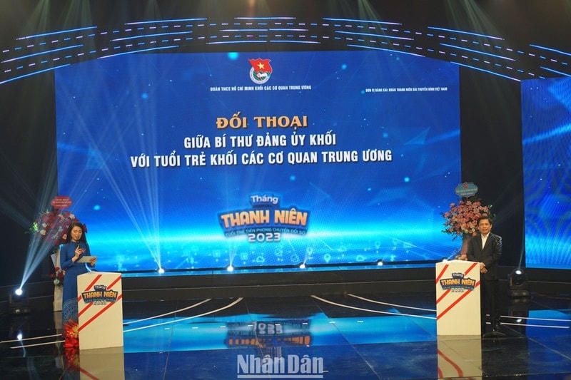 Bí thư Đảng ủy Khối các cơ quan Trung ương Nguyễn Văn Thể đối thoại với thanh niên tại chương trình. Ảnh: Trung Hưng.