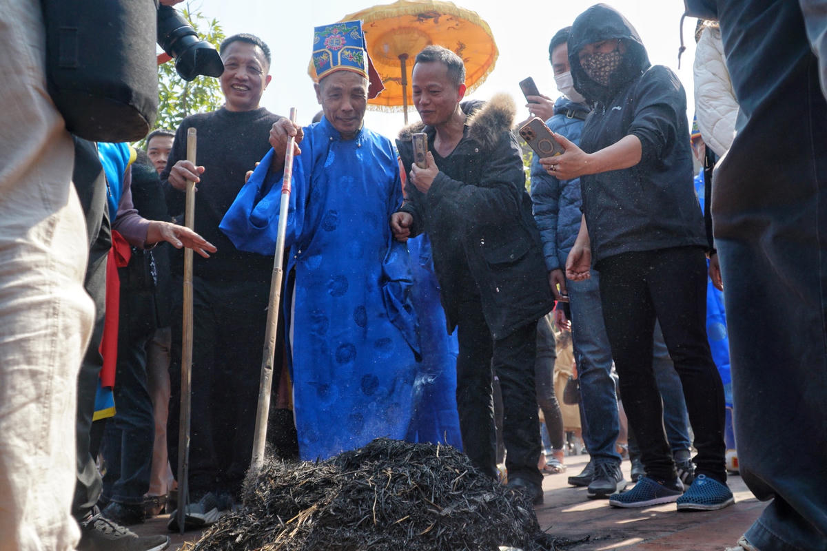 Ban giám khảo sẽ đi “tìm” những niêu cơm sau một tuần hương kể từ khi cơm cạn nước. Đội nào giấu càng khéo thì niêu cơm càng chín kỹ, cơm càng ngon. Nếu giấu vụng thì có thể bị phát hiện ngay lập tức.