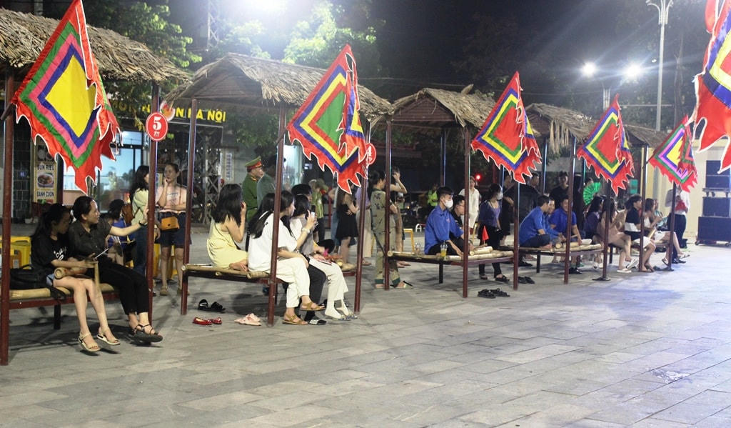 Người chơi ngồi trong các chòi rất thích thú.