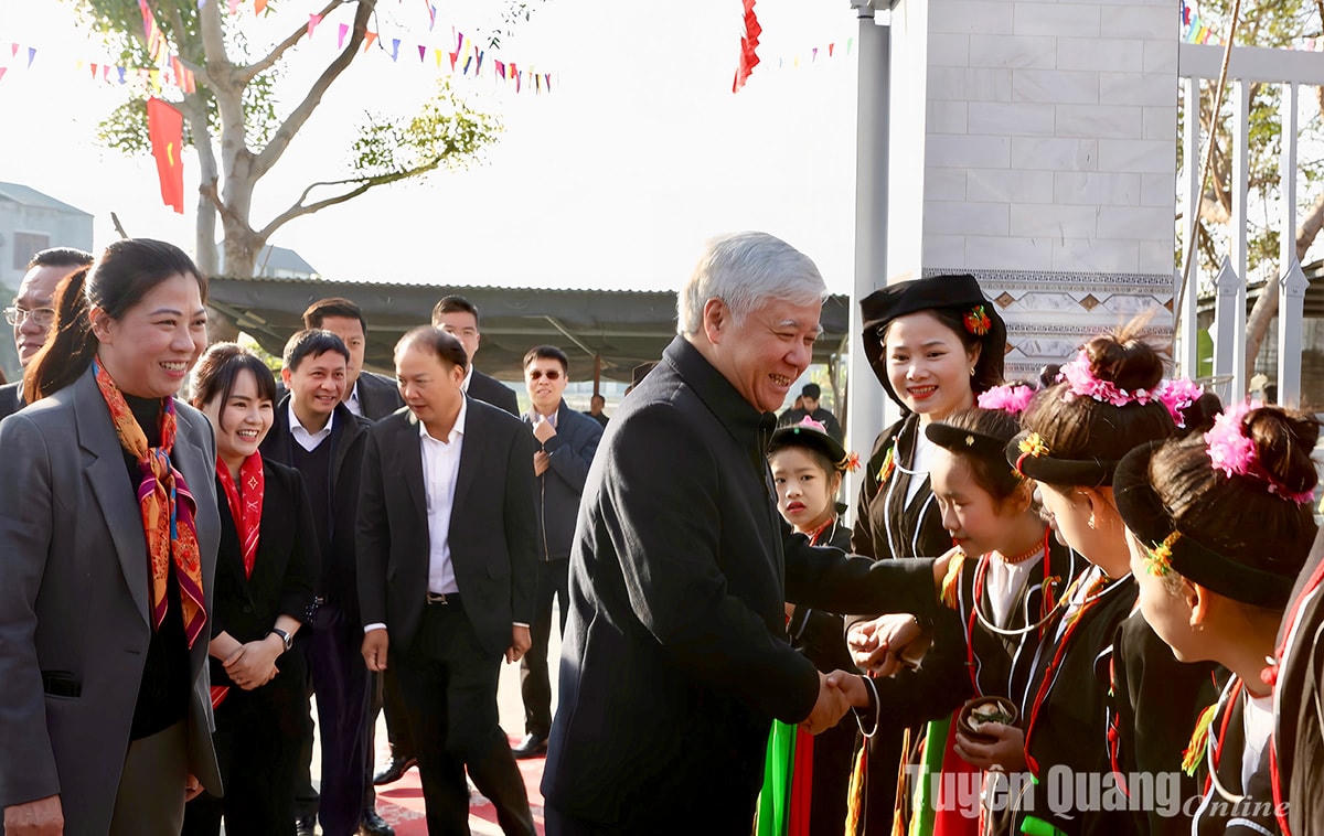 Chủ tịch Đỗ Văn Chiến dự lễ khánh thành nhà văn hóa thôn Ninh Lai, xã Ninh Lai (Sơn Dương).