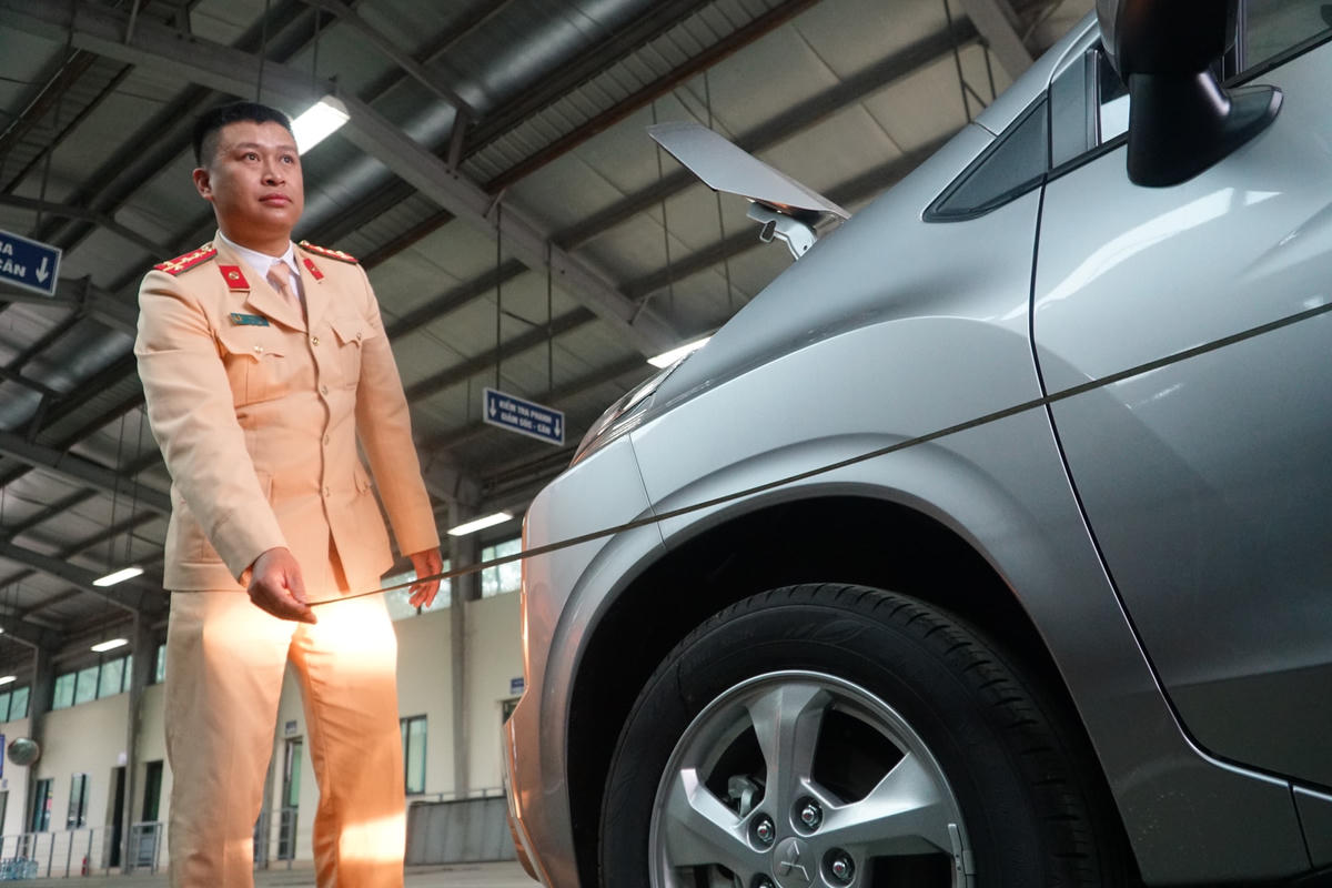 Thiếu tá Hùng Thế Huy (Công an tỉnh Thái Nguyên) cho biết, các cán bộ, chiến sĩ CSGT được điều động hỗ trợ cho các trung tâm đăng kiểm đều có giấy chứng nhận cán bộ kiểm định xe Công an nhân dân nên nhanh chóng bắt nhịp được với công việc tại các trung tâm đăng kiểm xe cơ giới.
