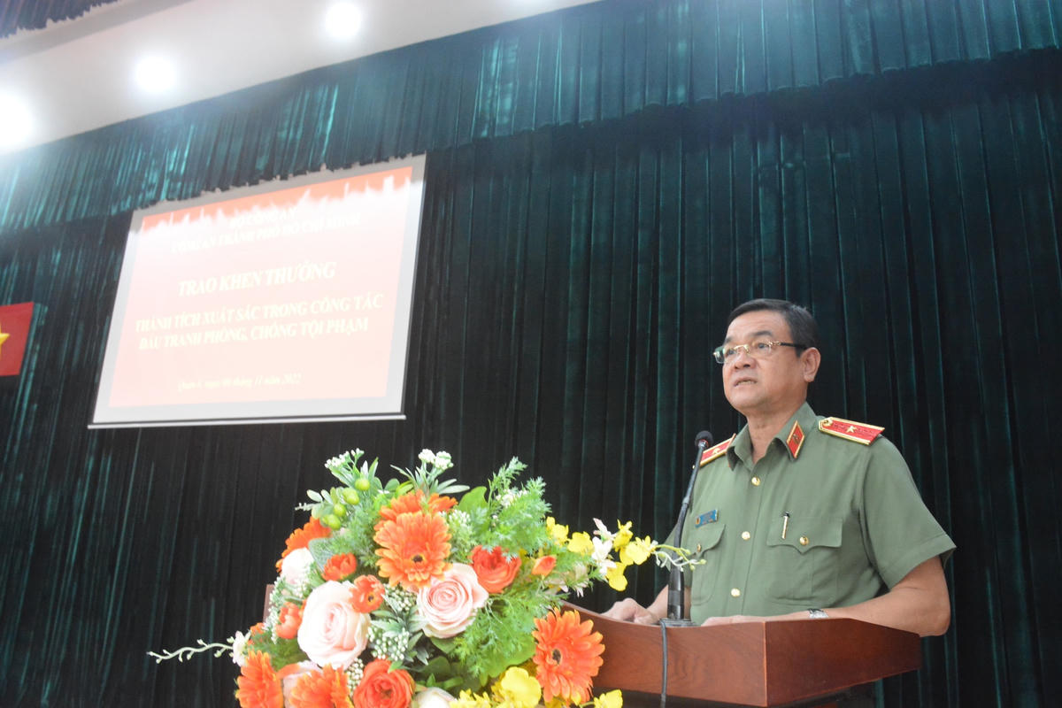 Thiếu tướng Lê Hồng Nam, Giám đốc Công an TP HCM phát biểu tại lễ khen thưởng. (Ảnh: Hồng Phúc).