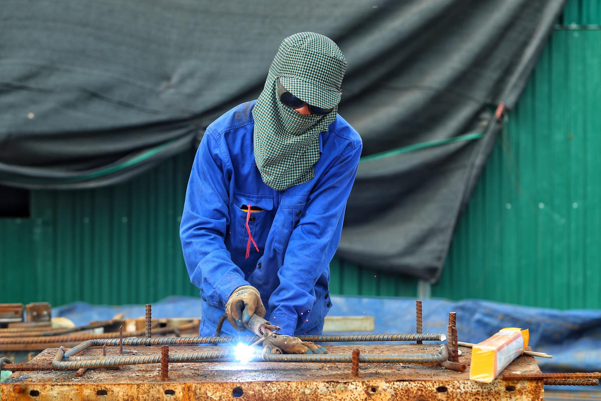 Ông Nguyễn Trung Kiên, Giám đốc ban điều hành thi công dự án (Tổng công ty 319 Bộ Quốc Phòng) chia sẻ, dự án được khởi công từ đầu tháng 12, Tổng công ty 319 và các đơn vị liên doanh đã trúng gói thầu số 3 có chiều dài khoảng 2,8 km.