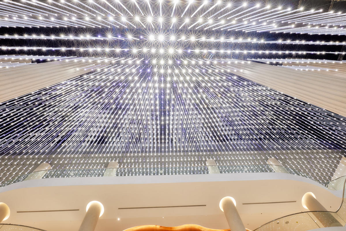 Sảnh chính của nhà hát được thả 3.000 bóng đèn led tựa như bầu trời sao đêm.
