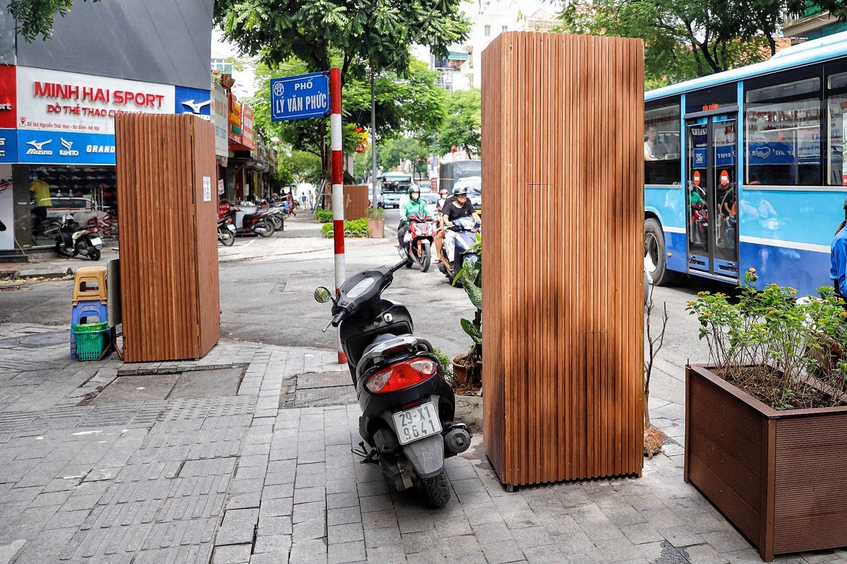 Cũng theo vị lãnh đạo phường Điện Biên, hiện có khoảng 10 cột đèn chiếu sáng trên phố Nguyễn Thái Học cũng được quấn cỏ nhựa quanh thân để ngăn nạn quảng cáo, rao vặt trái phép. Hoạt động này do công ty chiếu sáng, thuộc Sở Xây dựng Hà Nội thí điểm triển khai.