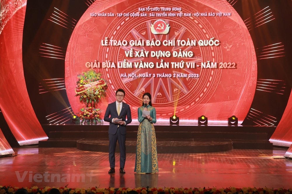 Tối 3/2, tại Nhà hát Lớn Hà Nội, nhân kỷ niệm 93 năm Ngày thành lập Đảng Cộng sản Việt Nam (3/2/1930-3/2/2023), Ban Tổ chức Trung ương chủ trì, phối hợp với Báo Nhân Dân, Tạp chí Cộng sản, Đài Truyền hình Việt Nam, Hội Nhà báo Việt Nam tổ chức lễ công bố và trao Giải báo chí toàn quốc về xây dựng Đảng (mang tên Búa liềm vàng) lần thứ VII-năm 2022. Ảnh: Vietnam+.