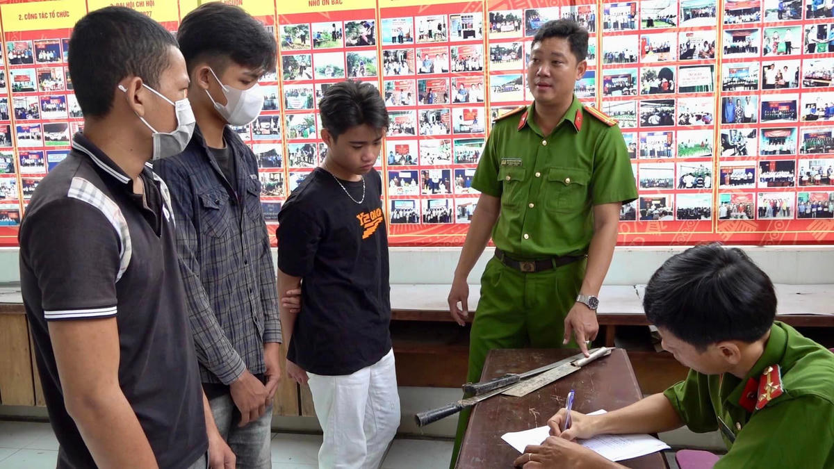 Người dân đến nộp vũ khí tự chế tại Hội nghị tuyên truyền vận động toàn dân giao nộp và đấu tranh với tội phạm của huyện Hóc Môn ngày 23/9.