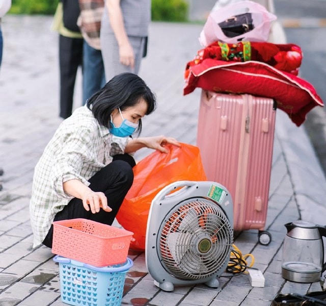 Phụ huynh đưa con lên Hà Nội nhập học.