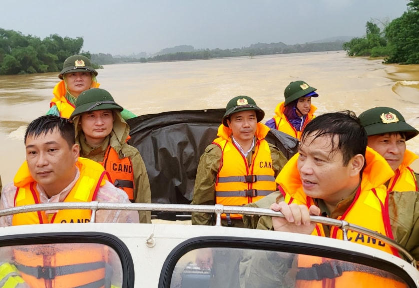 Tại các địa bàn chịu ảnh hưởng nghiêm trọng của mưa lũ, những vùng người dân bị nước lũ cô lập, Đại tá Nguyễn Hồng Phong, Giám đốc Công an tỉnh Hà Tĩnh yêu cầu lực lượng Công an cần tăng cường các biện pháp để tiếp cận, hỗ trợ người dân, hạn chế thấp nhất những thiệt hại không đáng có về người và tài sản.