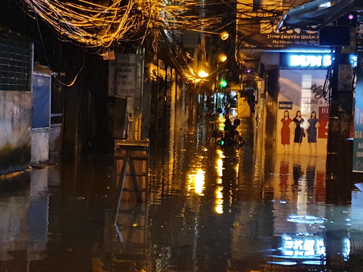 Hàng loạt ngõ nhõ cũng ngập quá đầu gối.