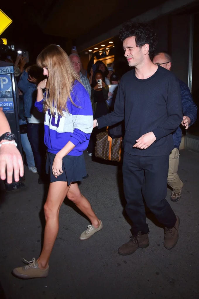 Trước đó, Healy từng xuất hiện cùng Taylor Swift.