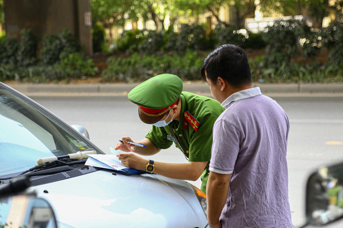 Hàng loạt phương tiện bị lập biên bản.