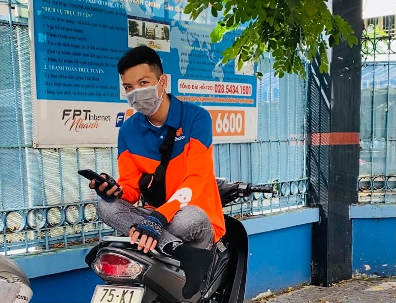 Nhiều tài xế công nghệ gặp khó vì giá xăng. Ảnh: Đoàn Xá