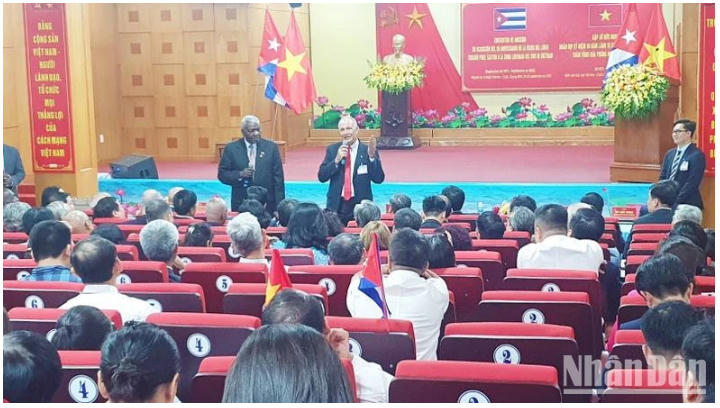 Các đại biểu Cuba giao lưu với đội ngũ thầy thuốc của Bệnh viện hữu nghị Việt Nam-Cuba Đồng Hới.