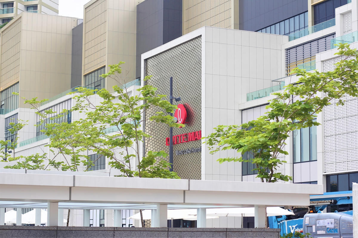 Lotte Mall West Lake Hanoi tọa lạc tại vị trí đắc địa 272 Võ Chí Công (quận Tây Hồ, Hà Nội). Được biết, tổng diện tích sàn nơi đây lên tới 354.000m2, là tổ hợp thương mại đa tiện ích bao gồm trung tâm thương mại, khách sạn 5 sao, căn hộ dịch vụ cao cấp và văn phòng hạng A. Trong đó, gồm trung tâm thương mại, thủy cung trong nhà lớn nhất Hà Nội, đại siêu thị và rạp chiếu phim...