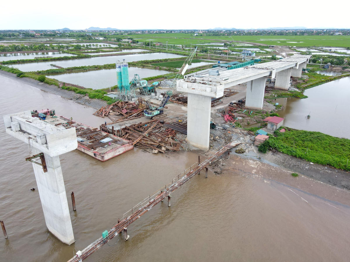 Tuyến đường bộ ven biển đoạn qua tỉnh Ninh Bình có tổng chiều dài khoảng 3,25km, trong đó phần đường dài hơn 2km, phần cầu vượt sông Đáy dài gần 1,2km.