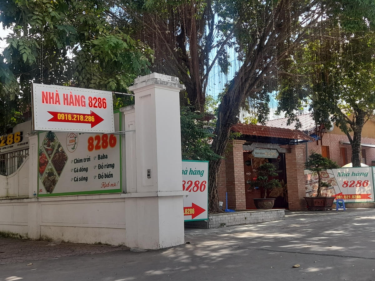 Biển hiệu Nhà hàng 8286 treo trên phố Cả Trọng