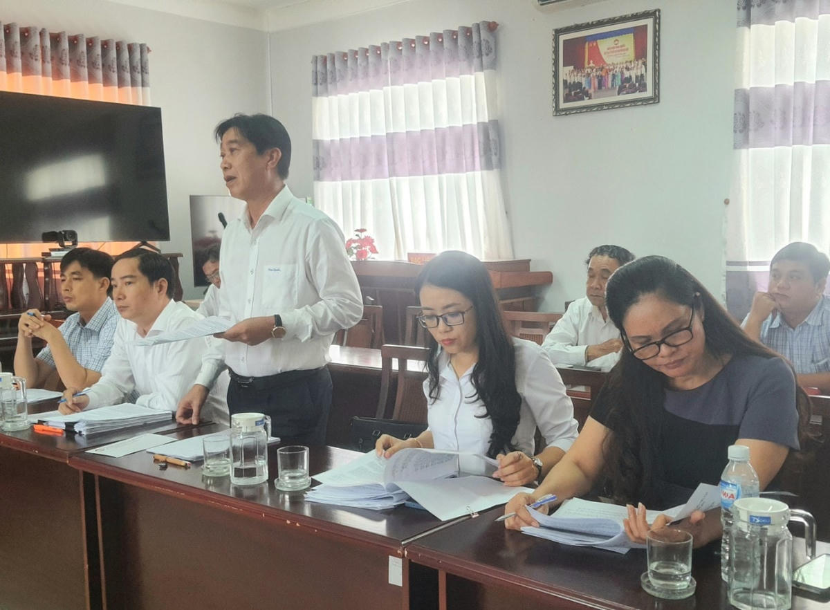Đại biểu thảo luận đóng góp ý kiến đối với dự thảo Quyết định của UBND tỉnh quy định điều kiện tách thửa đất, điều kiện hợp thửa đất trên địa bàn tỉnh.