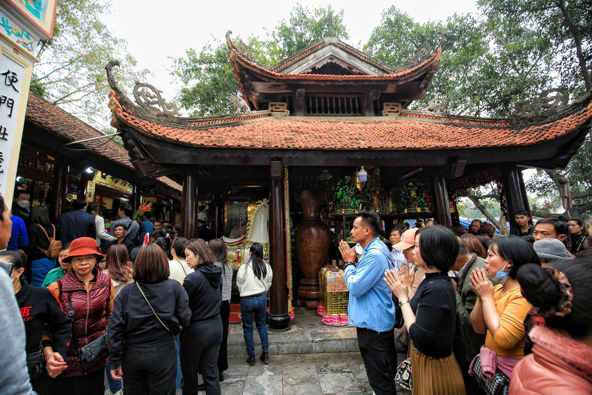 Theo một số du khách đến hành hương cho hay, đầu năm đến đền Bà Chúa Kho làm lễ "vay tiền", cuối năm quay lại "trả nợ" sẽ giúp việc kinh doanh, buôn bán được thuận lợi hơn.