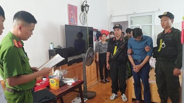 Bị can Phạm Trung Kiên (áo xanh than) tại nhà riêng.