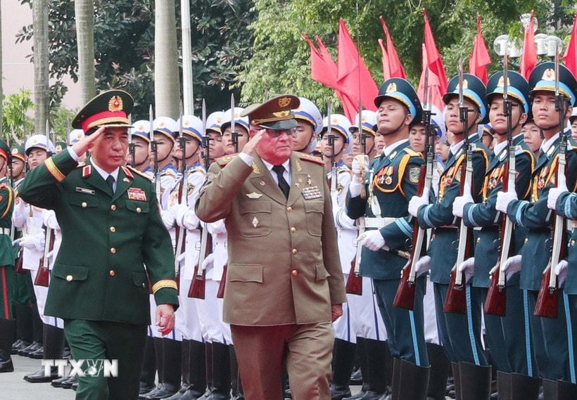 Bộ trưởng Bộ Quốc phòng Phan Văn Giang và Bộ trưởng Bộ các Lực lượng vũ trang Cách mạng Cuba Alvaro Lopez Miera duyệt Đội Danh dự Quân đội nhân dân Việt Nam. (Ảnh: Trọng Đức/TTXVN)