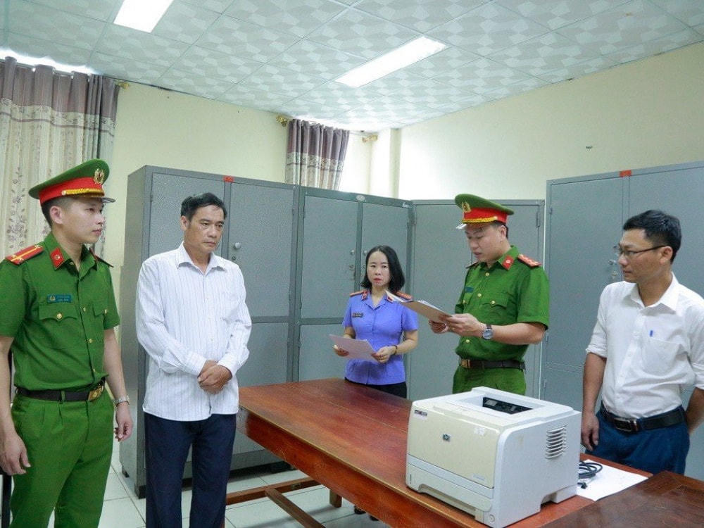 Cơ quan điều tra đọc lệnh bắt ông Phan Đình Cương.