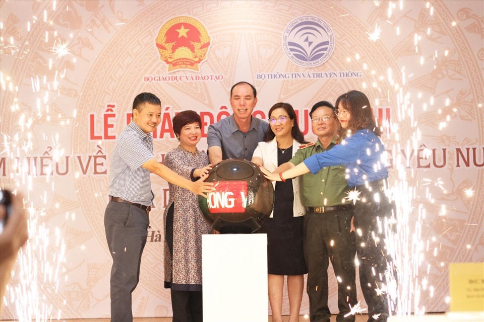 Đại diện Ban tổ chức Cuộc thi và đại biểu bấm nút phát động cuộc thi.
