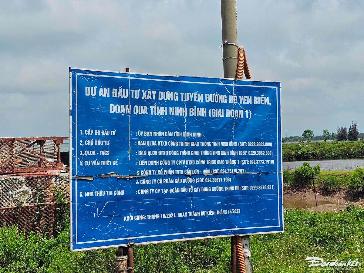 Dự án xây dựng tuyến đường bộ ven biển đoạn qua tỉnh Ninh Bình (giai đoạn I) được khởi công vào tháng 10/2021 với chiều dài 3,25km, trong đó, phần đường dài hơn 2km, phần cầu dài gần 1,2km, tổng mức đầu tư 682 tỷ đồng. Ảnh: Đình Minh