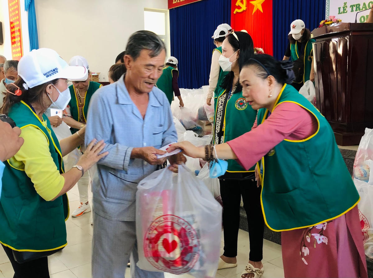 Đoàn công tác tặng quà cho người dân có hoàn cảnh khó khăn.   