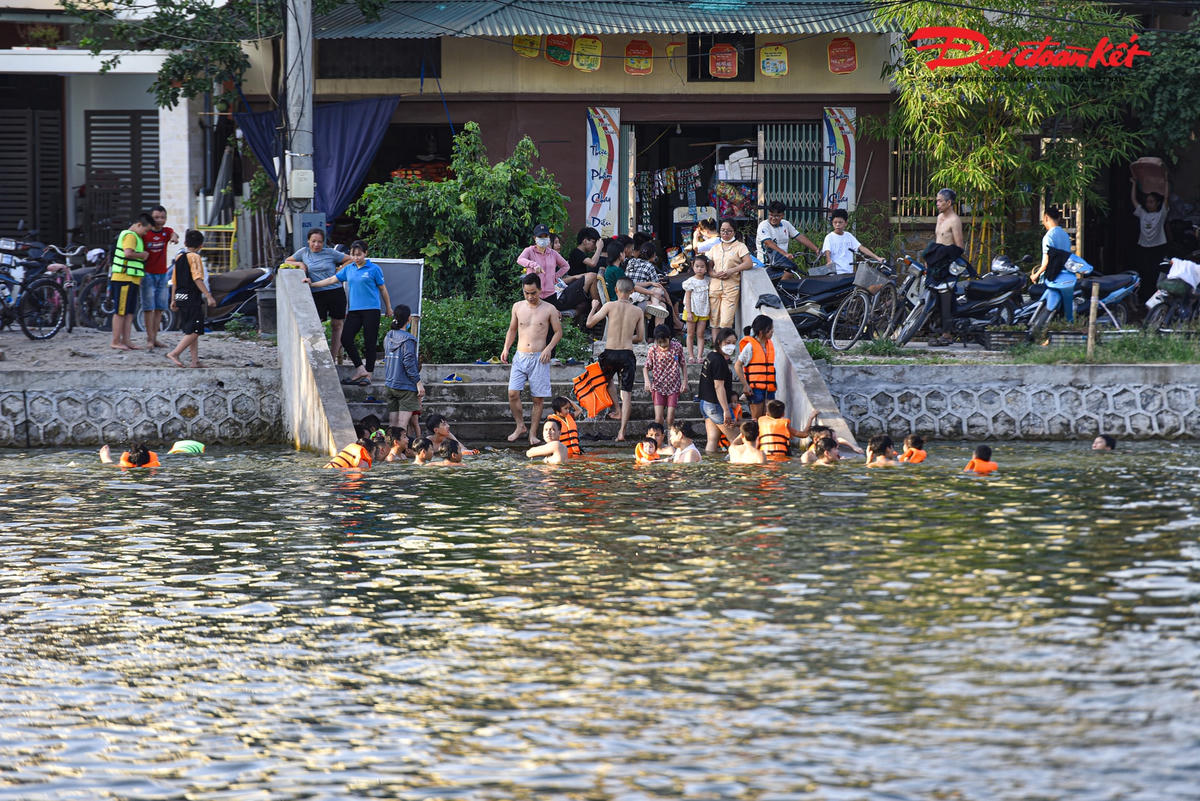 Sau khi người dân cùng nhau cải tạo, từ ao làng ô nhiễm không ai dám bước xuống giờ đây đã thành bể bơi công cộng miễn phí và rất sạch sẽ cho cả xã.