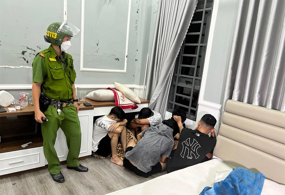 Lực lượng công an kiểm tra căn hộ.
