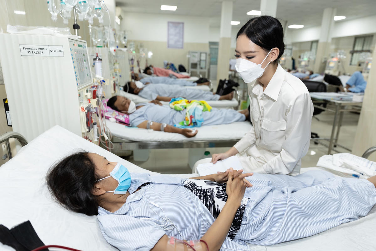 Á hậu Bảo Ngọc đến tận nơi trao quà cho các bệnh nhân. Ảnh: NVCC. 