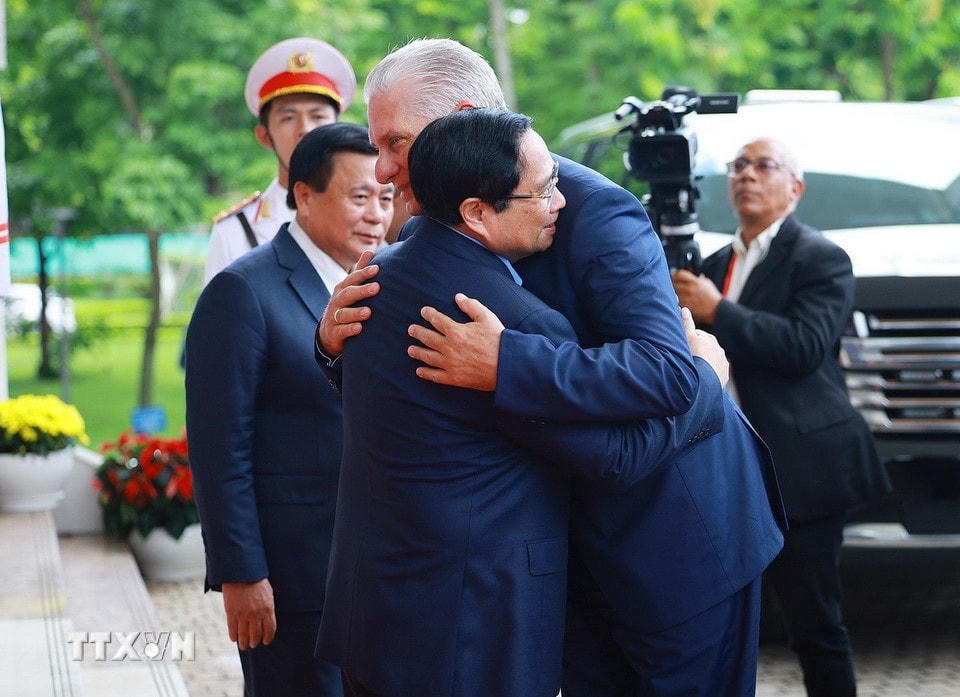 Thủ tướng Phạm Minh Chính hội kiến Bí thư thứ nhất, Chủ tịch Cuba Miguel Díaz-Canel Bermúdez. (Ảnh: Dương Giang/TTXVN)